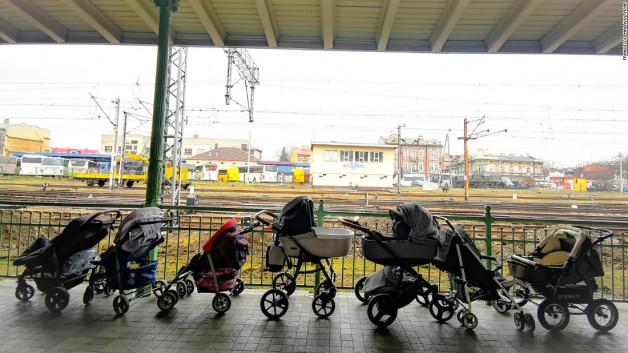 Lulilu (Strollers on the Train Platform)